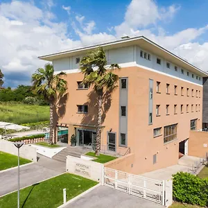 https://ardeatina-park-hotel.it-romehotels.com